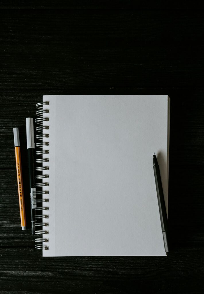 Caderno espiral e materiais de escrita para suas ideias